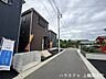 外観：車のすれ違いも比較的スムーズな前面道路で、お車利用の多いご家庭にもおすすめ。