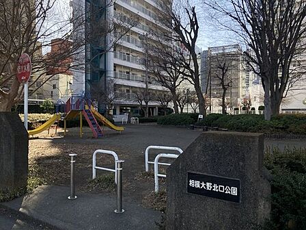 相模大野北口公園相模大野駅北口そばに位置し、買い物帰りや通勤・通学の途中にも立ち寄れる便利な公園です。駅近でありながら緑を感じられる都市の憩いスポットです。 200m