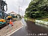 外観：車通りが比較的落ち着いた前面道路で、穏やかな暮らしを演出。