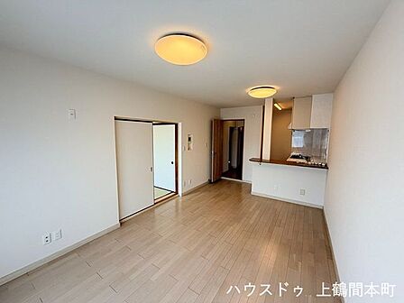 家族みんなで食卓を囲めるゆとりあるダイニング空間
