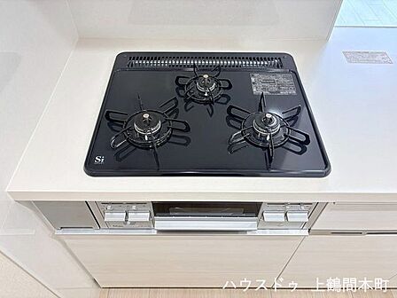 同時調理が可能な三口コンロで、毎日の料理がスムーズに進みます