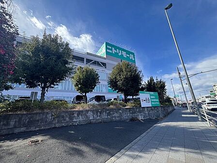 ニトリモール相模原家具・インテリアのニトリを中心に、スーパー、家電、ファッション、飲食店など多彩な店舗が集まる大型商業施設。家族でのお買い物や休日のお出かけにもおすすめの便利なスポットです。 420m