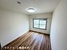 洋室：朝の日差しをたっぷり取り込めるお部屋で、気持ちよく目覚められれば、一日を力強くスタートできそうですね！元気が生まれるお部屋です。明るい気分で始まればなんだか一日いい事が続く気がします。