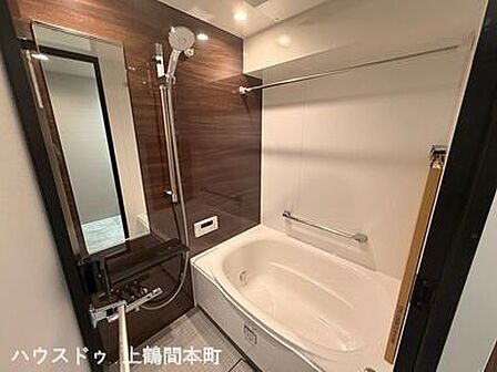 ご家族との憩いの場として、一日の疲れを癒す場として、綺麗で清潔感のある色味の浴室。一日の疲れを気持ちよく洗い流し、明日を気持ちよく迎えましょう♪