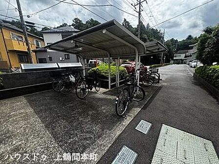 ゆとりある前面道路に面し、毎日の暮らしに安心感を与えてくれます。前面道路が広く、来客時の駐車もしやすい嬉しい住環境です。前面道路を含め、現地には写真では伝わらない魅力が広がっています。