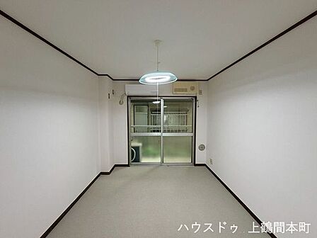 大きな窓付きで風通しの良い洋室です。