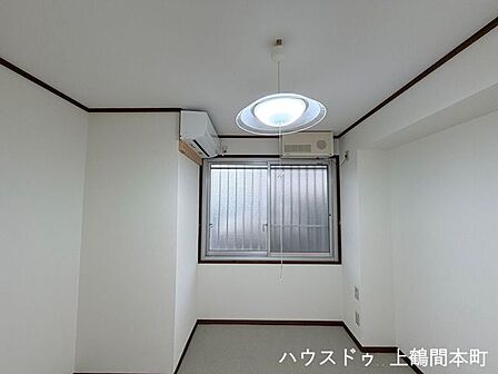 収納スペースも備え、お部屋をすっきり保ちやすい設計です