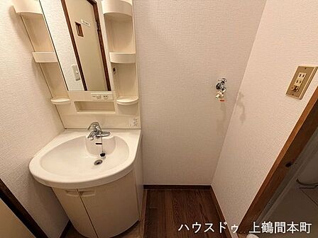 シンプルで飽きのこないデザインの洗面化粧台