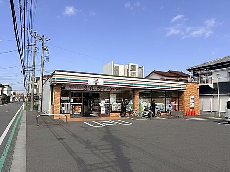 セブン-イレブン 相模原相武台3丁目店相武台前駅周辺の住宅街にあるコンビニ。日用品や軽食、飲料、ATMが利用でき、地域住民や通勤・通学客に便利な店舗。駐車場もあり車での来店もしやすく、日常の買い物…