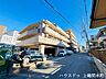 外観：見通しの良い前面道路。