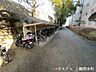 その他：自転車があると、毎日の行動範囲が広がっていく。鵜野森団地M棟の駐輪場は、家族みんなの自転車をしっかり収容できる安心の設備。自然の中での快適な暮らしを、毎日サポートする。