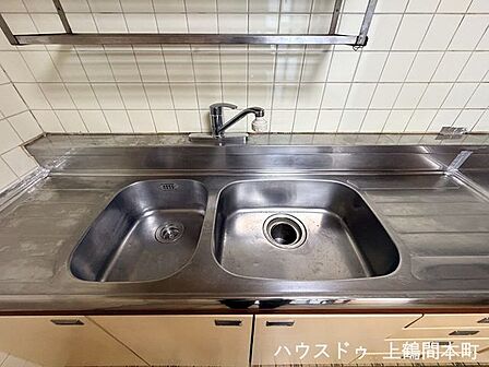 ダブルシンクで、手入れのしやすいステンレス製です。