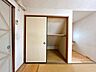 収納：2階和室収納です。毎日の洋服の収納はもちろん大切な思い出まで保管できます。