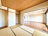 和室：【和室】2018年リフォーム済。リビングと続きになっています。ご来客の際の客間としてもご利用いただけます。
