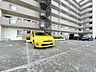 駐車場：駐車場　1台継承可能です。月々4000円で借りることができます。敷地内に駐車場があるのは嬉しいポイントですよね。