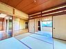 リビング/ダイニング：【リフォーム中】リビング　クロス張替え、床材張替え、照明交換予定です。南側には大きな掃き出し窓があり温かな日差しが差し込みます。家族が集まるリビングは明るい印象になっています。