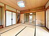 和室：【和室】大きな押し入れがあるので、来客用の布団までしっかり収納できてとても便利です。
