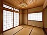 和室：【和室】南向きで陽当たりがいいので、ゴロンと横になりたいときには嬉しい空間です。