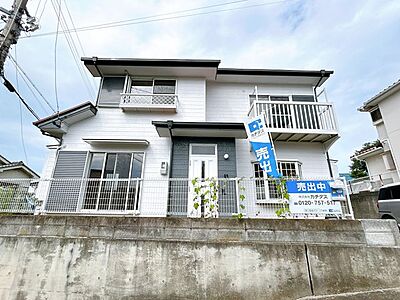 外観：【リフォーム済】外観です。外壁塗装を行いました。南西角地で日当たりの良い住宅です。