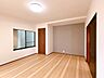 リビング/ダイニング：【リフォーム済】1階居室です。リビングとしても、居室としてもお使いいただける空間です。フローリングの重ね張りとクロスの貼り換えをおこないました。