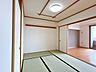和室：【和室】リビングとも繋いでお使いいただける和室です。畳の表替え・クロスの貼り換えをおこないました。