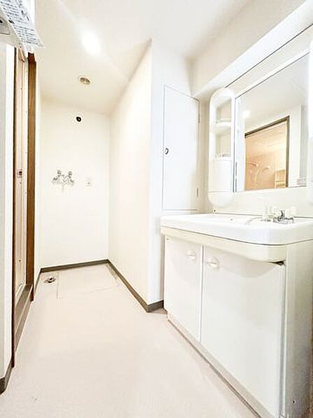 【リフォーム中】洗面所は洗面化粧台、洗濯水栓、洗濯パン、照明器具、建具の新品交換を行います。その他クロスの張替、マンション用フロアの上張りを予定しております。