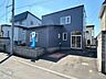 外観：【外観】閑静な住宅街にあるおうちです。屋根と外壁は塗装済み。外観からキレイに生まれ変わりました。玄関ポーチは風除室になっているので、雨・風よけになりますね。