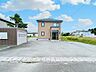 駐車場：【現況】車が生活の中心となる方に嬉しい、ゆとりのある駐車スペース。3台駐車可能なので、ご家族それぞれのお車を停められるほか、来客時にも便利です。