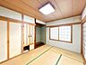 室内：【現況】別アングルから撮影した1階東側にある約6畳の和室です。リビングと隣接しているので、扉を開ければ親戚やお客様がたくさん来たときにも便利なお部屋です。