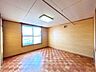 室内：【現況】2階西側にある約8帖の洋室です。部屋には収納があります。ライフスタイルに合わせて自由に使える部屋です。