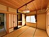 室内：【現況】別アングルから撮影した1階東側にある約6畳の和室です。リビングと隣接しているので、扉を開ければ親戚やお客様がたくさん来たときにも便利なお部屋です。