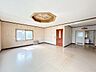 室内：【リフォーム中　リビング】建具交換、照明ダウンライトに交換、クロス貼替、クッションフロア上張りいたします。