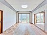 リビング/ダイニング：【リフォーム中　リビング】フロアタイル上張、クロス張替、ダウンライト交換、建具交換をいたします。