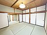 室内：【リフォーム済】2階東側8畳和室別角度です。押入が2か所あるので、お部屋を広くお使いいただけます。