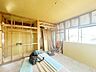 室内：【リフォーム中】2階東側洋室です。クロスの貼替、フローリングの重ね張り、建具の交換などを行います。主寝室にいかがでしょうか。