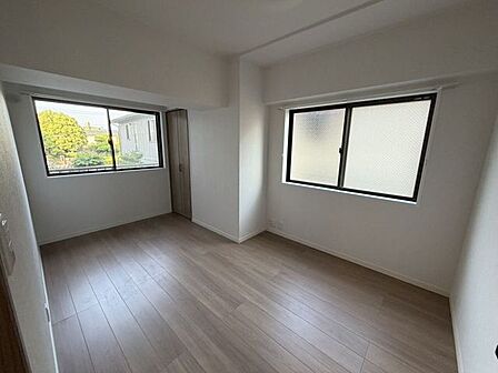 玄関からすぐの洋室6.3帖のお部屋です。窓が二か所あり午後でも明るいお部屋です。