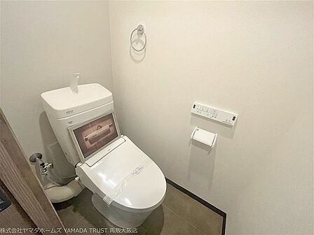【リフォーム完了】トイレは暖房便座機能付きに交換し、天井や壁、床も新しく貼り替えました。