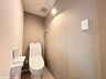 トイレ：【リフォーム済】トイレは温水洗浄付き便座に交換し、天井や壁、床も新しく貼り替えました。