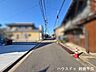 その他：幅員約4.2mの前面道路です。車がすれ違うには譲り合いが必要な道幅ですが、車はスピードを抑えて走行するので、お子様にも安全な道幅となっています。（2026年8月10日撮影）