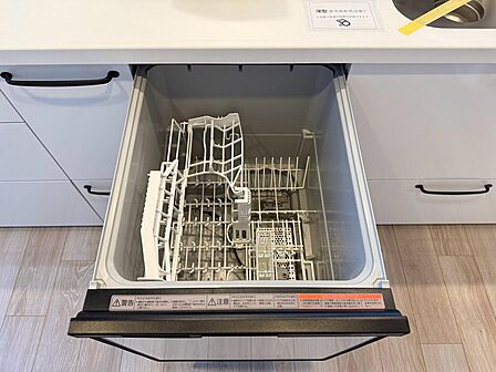 毎日の家事負担を軽減する食器洗乾燥機付き。食後の片付け時間を短縮でき、手洗いに比べて節水も期待できます。家族の時間を大切にしたい方にうれしい設備です。