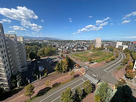 広い空と街並み、その向こうの山々まで見渡せる眺望。眼下には緑の広場や並木が広がり、季節の変化も楽しめます。遠くへ視線が抜ける景色は、日常に開放感を添えてくれます。家で過ごす時間が楽しみになりそうです。
