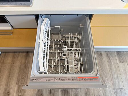 毎日の家事負担を軽減する食器洗乾燥機付き。食後の片付け時間を短縮でき、手洗いに比べて節水も期待できます。家族の時間を大切にしたい方にうれしい設備です。