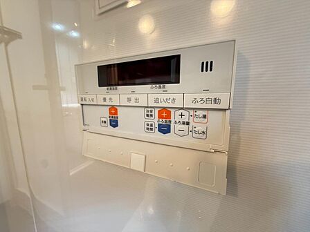 家族の入浴時間が異なる日にも便利な追い焚き機能付き。冷めたお湯を温め直せるため、いつでも快適な温度で入浴できます。お湯の入れ直しを減らせるのも魅力です。