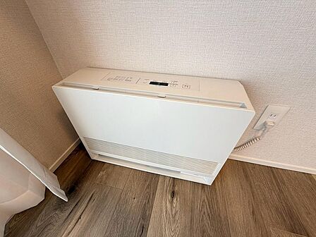 寒い季節にも室内を暖かく保てる暖房機を備えています。北海道の冬にも快適に過ごしやすく、入居後すぐに暖房を使用できる点も魅力です。設置場所や使用方法は現地でご確認ください。