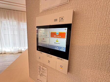 テレビモニター付きインターホンを備えています。室内から来訪者の顔を確認してから対応できるため、防犯面が気になる方やお子様のいるご家庭にも安心です。