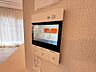 設備：テレビモニター付きインターホンを備えています。室内から来訪者の顔を確認してから対応できるため、防犯面が気になる方やお子様のいるご家庭にも安心です。