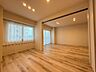 洋室：こちらはリビング以外の居室です。ベッドやデスク、収納家具を置いた際の広さや生活動線をイメージしながらご覧ください。家具配置も現地で一緒に確認できます。