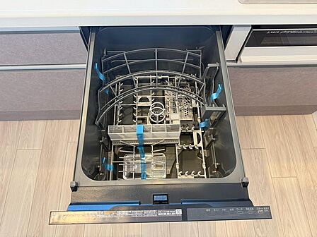 毎日の家事負担を軽減する食器洗乾燥機付き。食後の片付け時間を短縮でき、手洗いに比べて節水も期待できます。家族の時間を大切にしたい方にうれしい設備です。