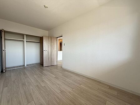 落ち着いて過ごせる居室です。寝室としてはもちろん、在宅ワークや趣味のお部屋など、家族構成や将来の変化に合わせた使い方ができます。