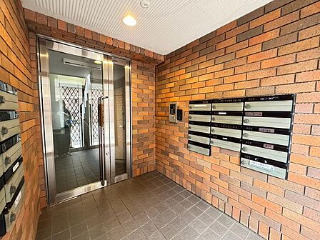 レンガ調の壁が温かみを感じさせる共用エントランス。オートロックを備え、防犯面にも配慮された造りです。集合ポストも設置され、住まう方はもちろん、訪れるゲストも落ち着いた雰囲気で迎えてくれる空間です。